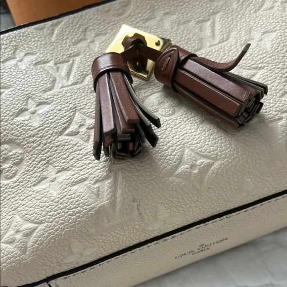 Louis Vuitton Cream Crossbody Bag - Picture 5 of 12